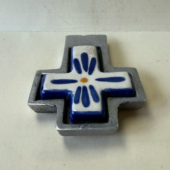 Vintage Blue & White Talavera Mexican Pottery Encased Pewter Wall Hanging Cross - Picture 3 of 8
